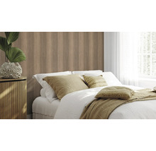 Slaapkamer met houten wandpanelen, bed en nachtkastje