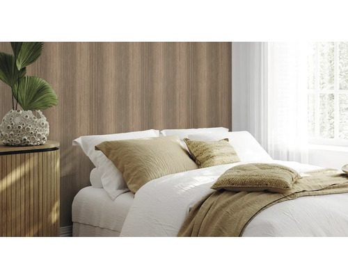 Slaapkamer met houten wandpanelen, bed en nachtkastje