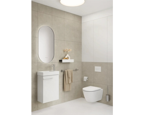 Lichte badkamer met wastafel, spiegel, toilet en handdoekhouder