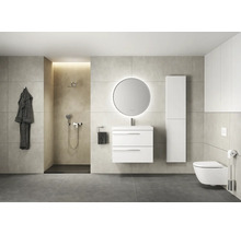 Badkamer met douche, wastafel met spiegel, toilet en badjas