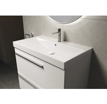 Witte wastafel met wasbak en kraan in badkamer