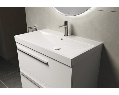 Witte wastafel met wasbak en kraan in badkamer