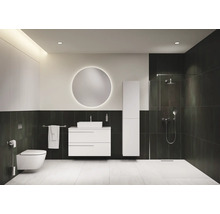 Moderne badkamer met toilet, wastafel, spiegel en douche
