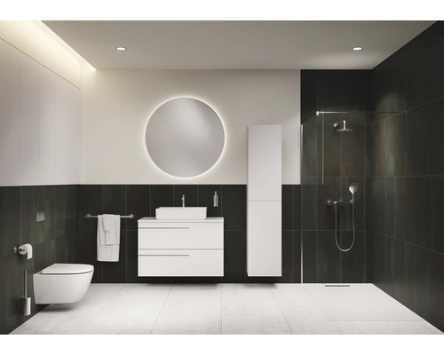 Moderne badkamer met toilet, wastafel, spiegel en douche