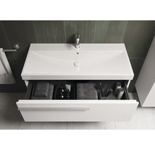 Wastafelonderkast met open lade, handdoeken en badkamerartikelen