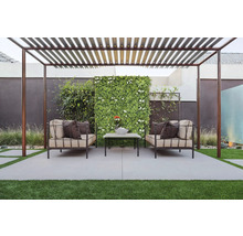 Terras met pergola, banken, salontafel en plantenwand voor een ontspannende buitenruimte.