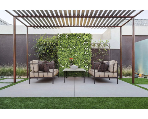 Terras met pergola, banken, salontafel en plantenwand voor een ontspannende buitenruimte.