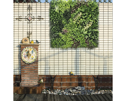 Decoratieve tuin met verticale plantenbak, ornament en sculpturen