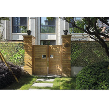 Houten poort met kunsthaag en decoratie voor de tuin