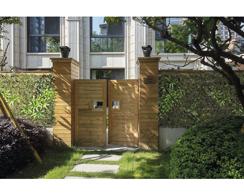 Houten poort met kunsthaag en decoratie voor de tuin