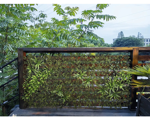 Decoratieve groene plantenwand met houten frame voor buiten