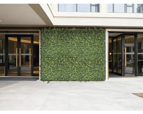 Gevel met kunsthaag en entree met glazen deuren
