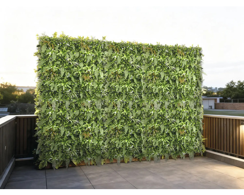 Grote groene plantenwand op een terras met tegels