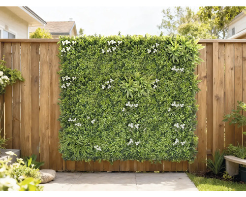 Decoratief groen paneel met witte bloemen tegen een houten schutting