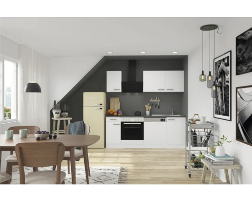 Lichte keuken met eettafel en stoelen