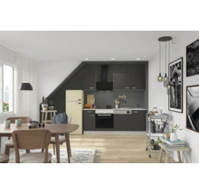 Lichte eetkamer met eettafel, stoelen en kitchenette met elektrische apparaten en keukenkasten.