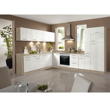 Lichte inbouwkeuken met boven- en onderkasten, afzuigkap en elektrische apparaten.