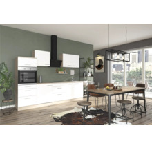 Moderne keuken met eettafel en stoelen in een lichte ruimte.