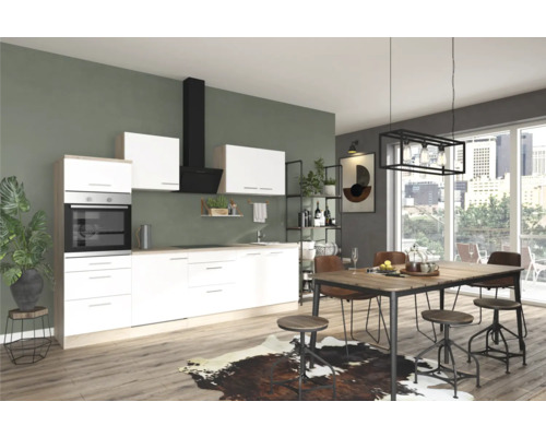 Moderne keuken met eettafel en stoelen in een lichte ruimte.