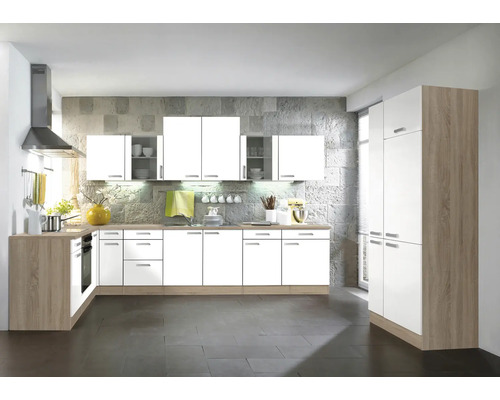 Moderne keuken met witte kasten en houten details voor een heldere en georganiseerde sfeer.