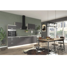 Lichte keuken met keukenblok, afzuigkap en eettafel met stoelen