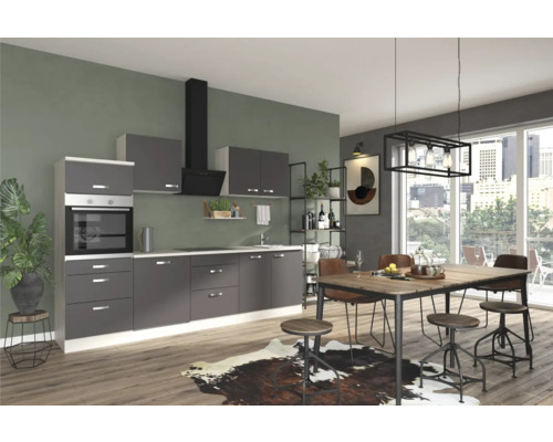 Lichte keuken met keukenblok, afzuigkap en eettafel met stoelen