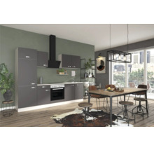 Moderne keuken met eettafel en stoelen in een heldere ruimte.