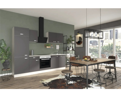 Moderne keuken met eettafel en stoelen in een heldere ruimte.