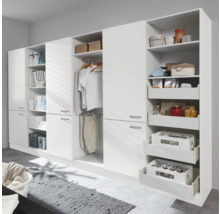 Witte kastenwand met planken, kledingroede en uittrekelementen voor orde en opslag