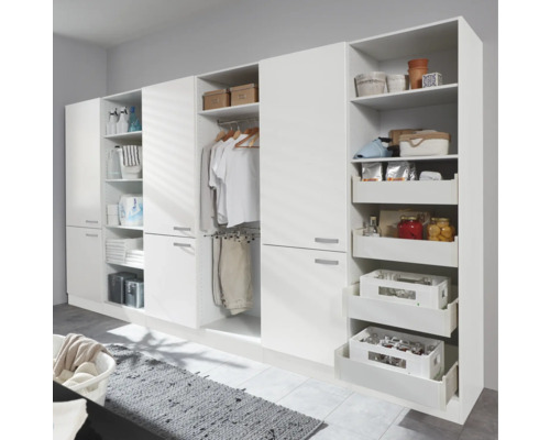 Witte kastenwand met planken, kledingroede en uittrekelementen voor orde en opslag