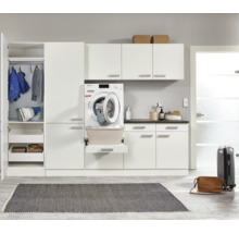 Lichte wasruimte met wasmachine, planken, kasten en wasmand