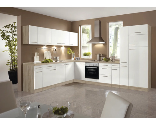 Lichte keuken met witte kasten, houten frame en roestvrijstalen afzuigkap