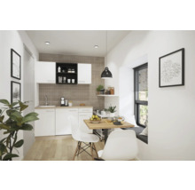 Lichte keuken met eettafel en stoelen, keukenkasten en decoraties.