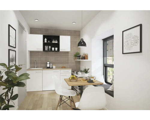 Lichte keuken met witte kasten, eettafel en stoelen