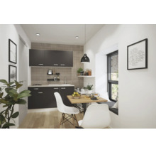 Lichte keuken met eettafel, stoelen en keukenkasten.