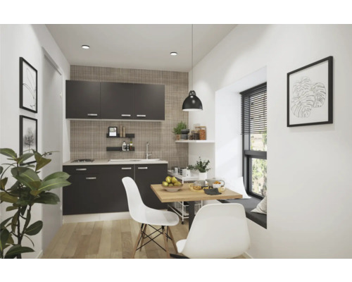 Lichte keuken met eettafel, stoelen en keukenkasten.