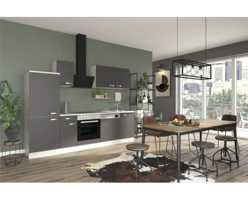 Moderne keuken met eettafel en stoelen in een lichte en ruime ambiance.