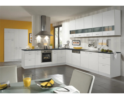 Lichte keuken met witte kasten, afzuigkap en eethoek