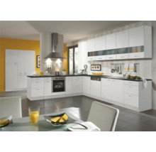 Lichte keuken met witte kasten, afzuigkap en apparaten.