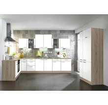 Moderne keuken met witte kasten en houten elementen, uitgerust met afzuigkap en keukenapparatuur.