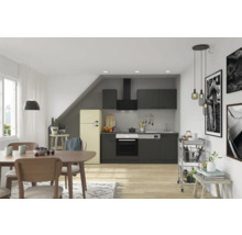 Lichte keuken met eettafel en elektrische apparaten