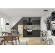 Lichte keukenruimte met eettafel en kitchenette