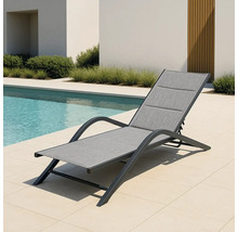 Grijze metalen en textile ligstoel bij het zwembad