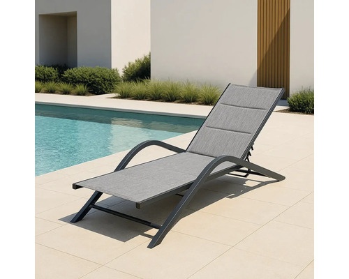 Grijze metalen en textile ligstoel bij het zwembad