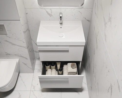 Moderne badkamer met wastafelonderkast en open lade met badkamerbenodigdheden.