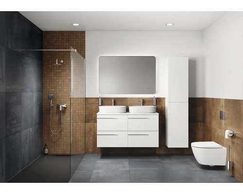 Moderne badkamer met douche, dubbele wastafel, spiegel en toilet.