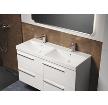 Dubbele wastafel met onderkast en spiegel in de badkamer