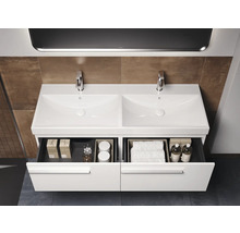 Dubbele wastafel met twee waskommen en open laden in de badkamer