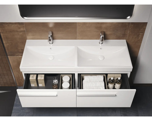 Dubbele wastafel met twee waskommen en open laden in de badkamer