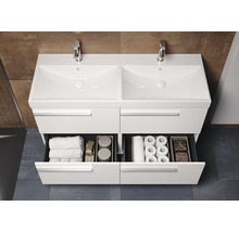 Dubbele wastafel met open ladesysteem in de badkamer